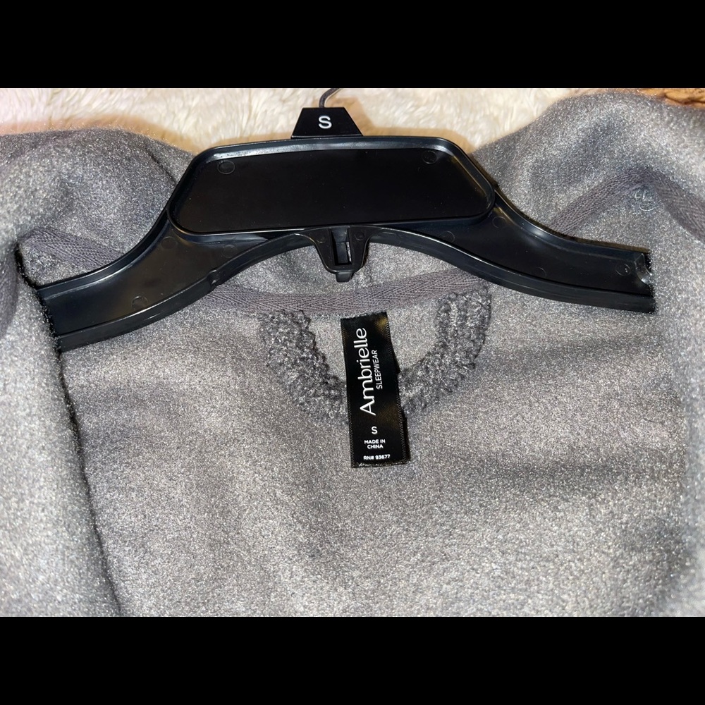 🌺 Ladies AMBRIELLE Sleepwear Robe. Size Small. 🌺 - Picture 7 of 8